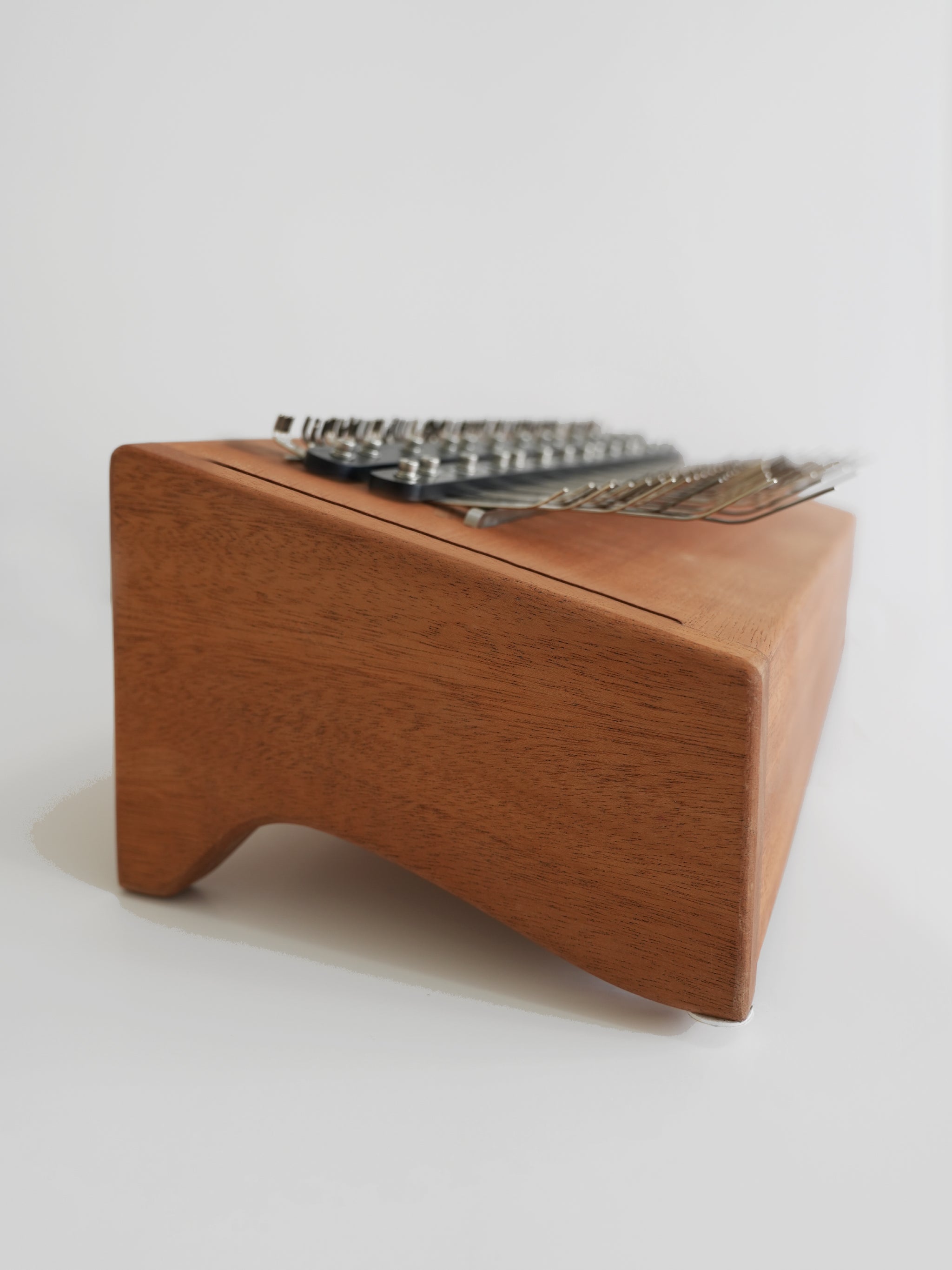 4 Octave 96 Key Array Mbira – Angled body